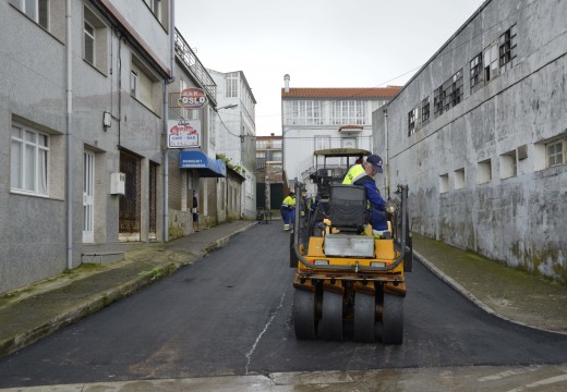 Operarios proceden coa pavimentación da rúa Cobasa na localidade de Aguiño
